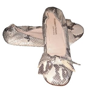 MODERN FICTION Bow Front Round Toe Python Embossed  Leather Flats Sz 41 Ivory